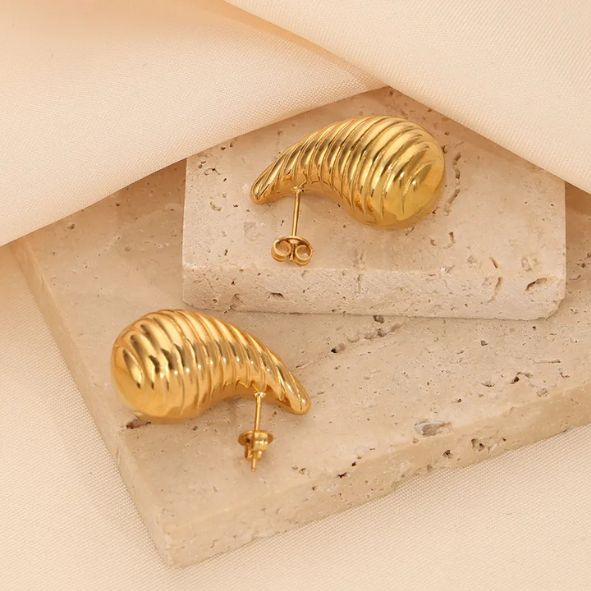 Ribbed Teardrop Stud Earrings