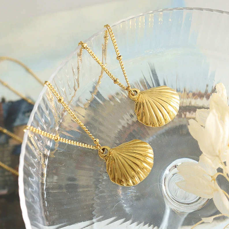 Gold Shell Pendant Necklace - Jewelry - 18k Gold Plated Waterproof Jewellery - Collection 9