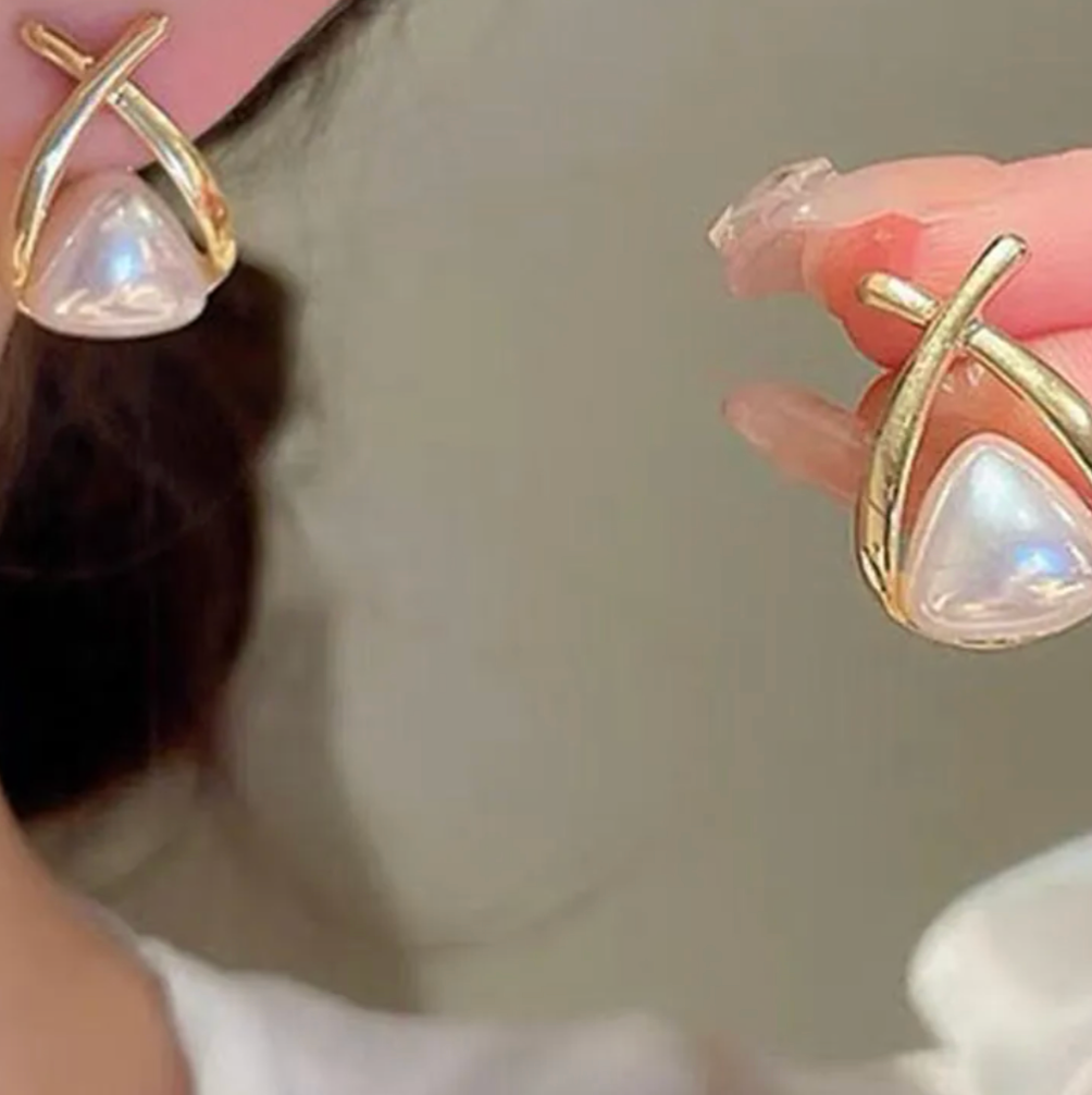 Gold Pearl Twist Earrings - Earrings - 18k Gold Plated Waterproof Jewellery - Collection 9