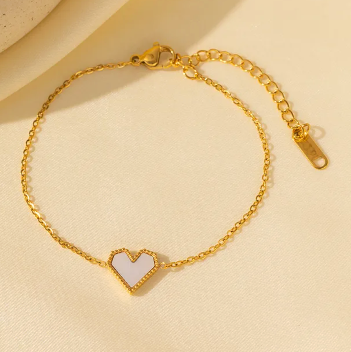White Shell Heart Bracelet - Bracelet - 18k Gold Plated Waterproof Jewellery - Collection 9