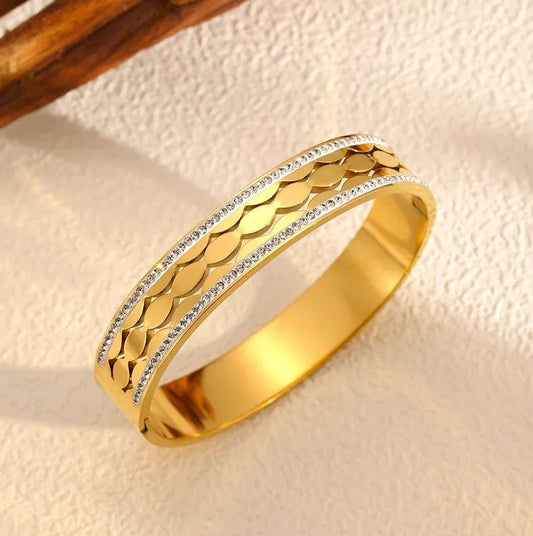 Crystal Wave Bangle - Bangle - 18k Gold Plated Waterproof Jewellery - Collection 9